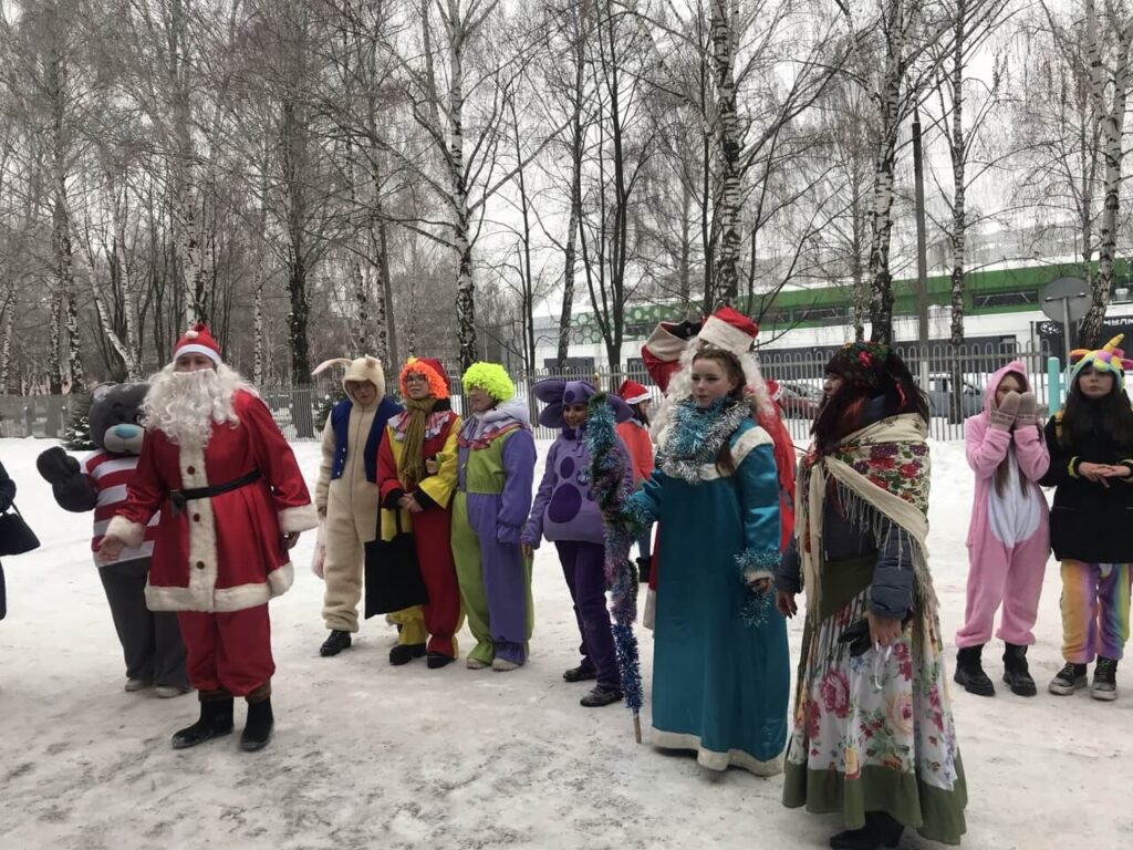 Шествие Деда Мороза со свитой по улицам города