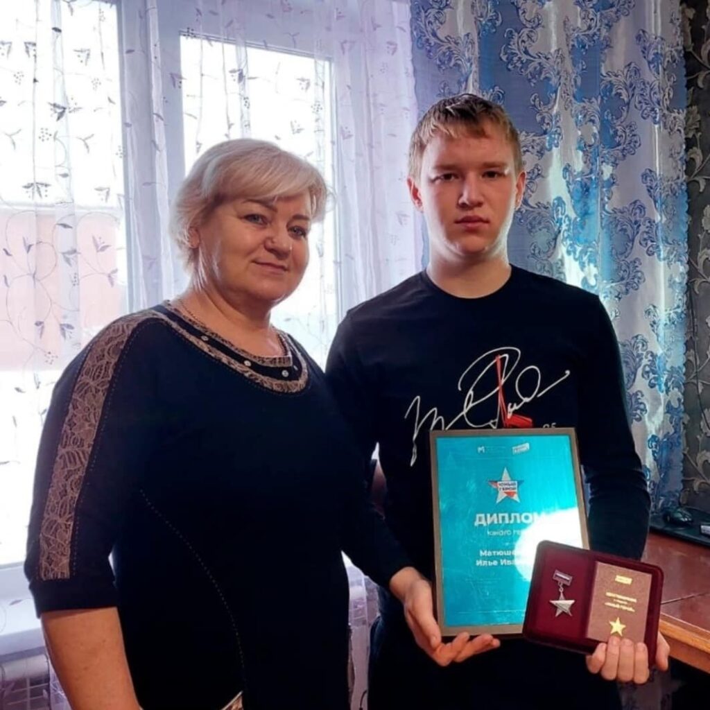 16-летний Илья Матюшенцев стал обладателем памятного нагрудного знака «Юный герой»