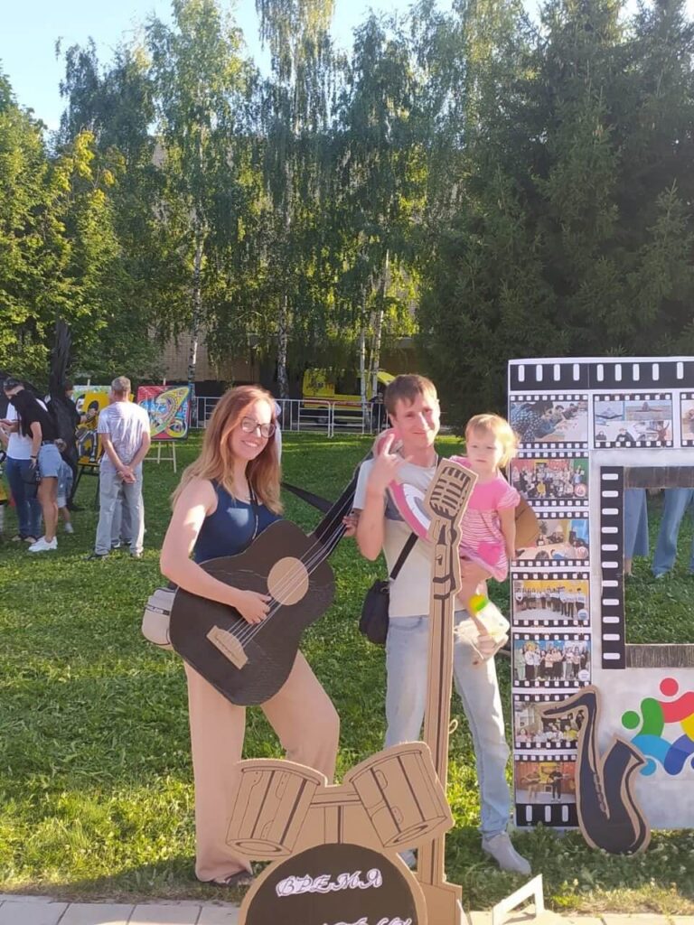 Яркая фотозона на открытом музыкальном фестивале «Волга-Волга»
