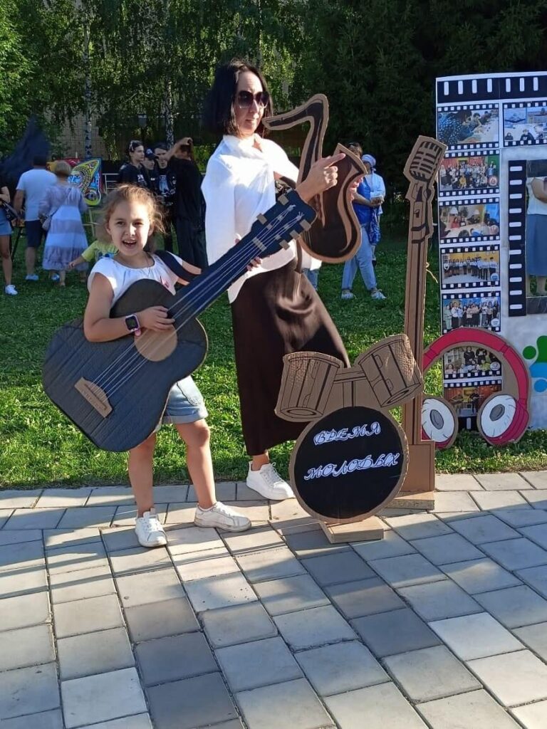 Яркая фотозона на открытом музыкальном фестивале «Волга-Волга»