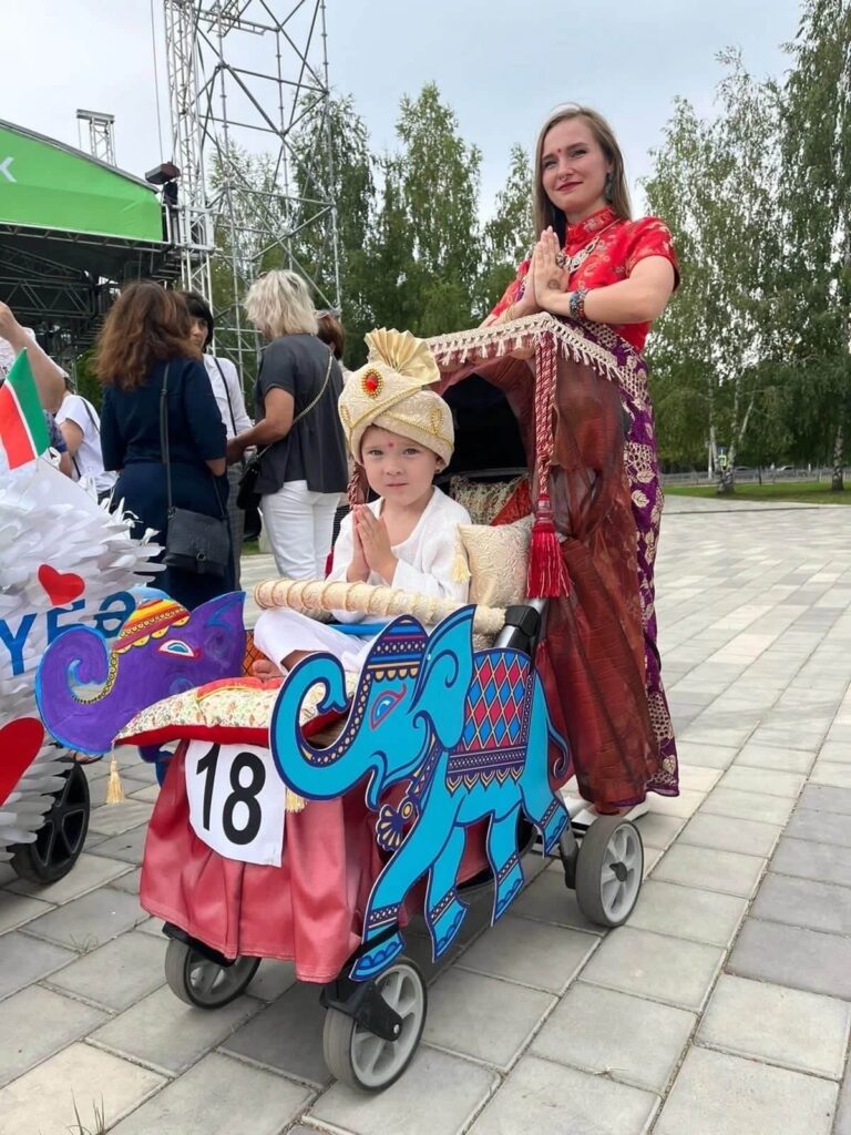 Яркий парад детских колясок!