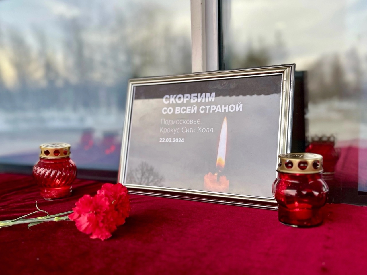 В Нижнекамске появился стихийный мемориал в память о погибших в теракте в Подмосковье